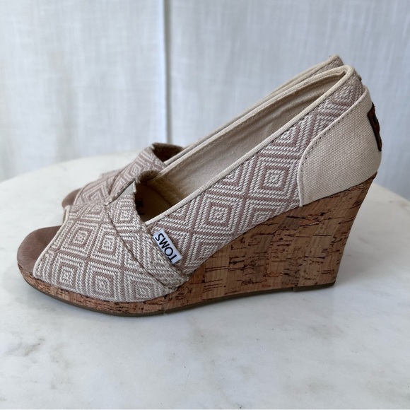 TOMS Classic Tan Fabric Cork Wedges Shoes Sandals Size 6.5 - Picture 1 of 7